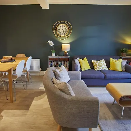 4 Bluebridge Court *