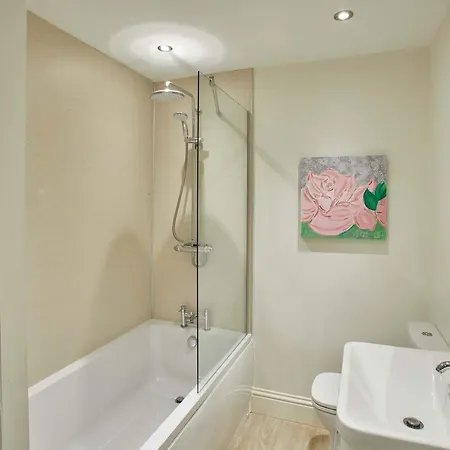 Apartment 4 Bluebridge Court